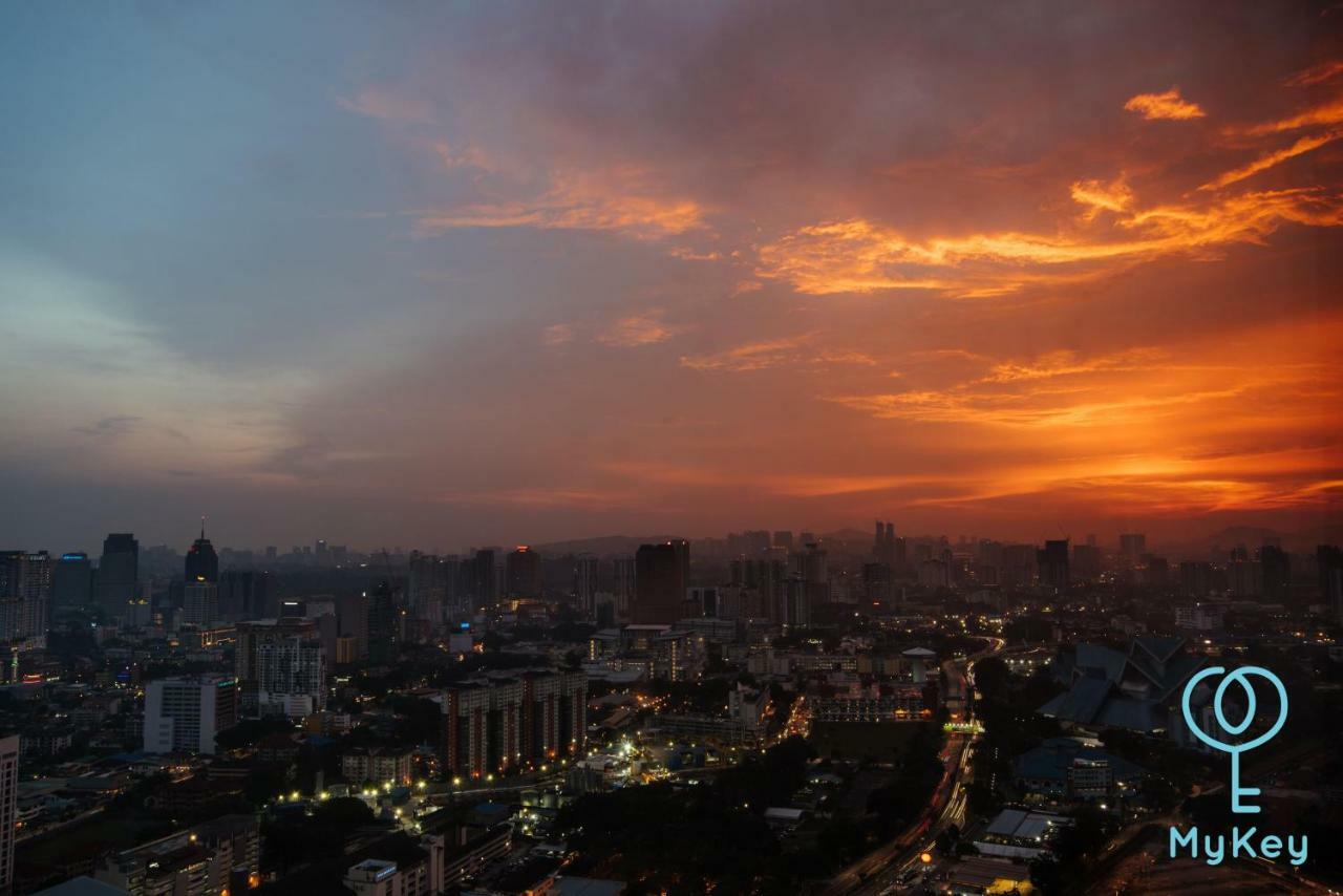 Expressionz Professional Suites By Mykey Kuala Lumpur Exterior foto Sunset over Bangkok