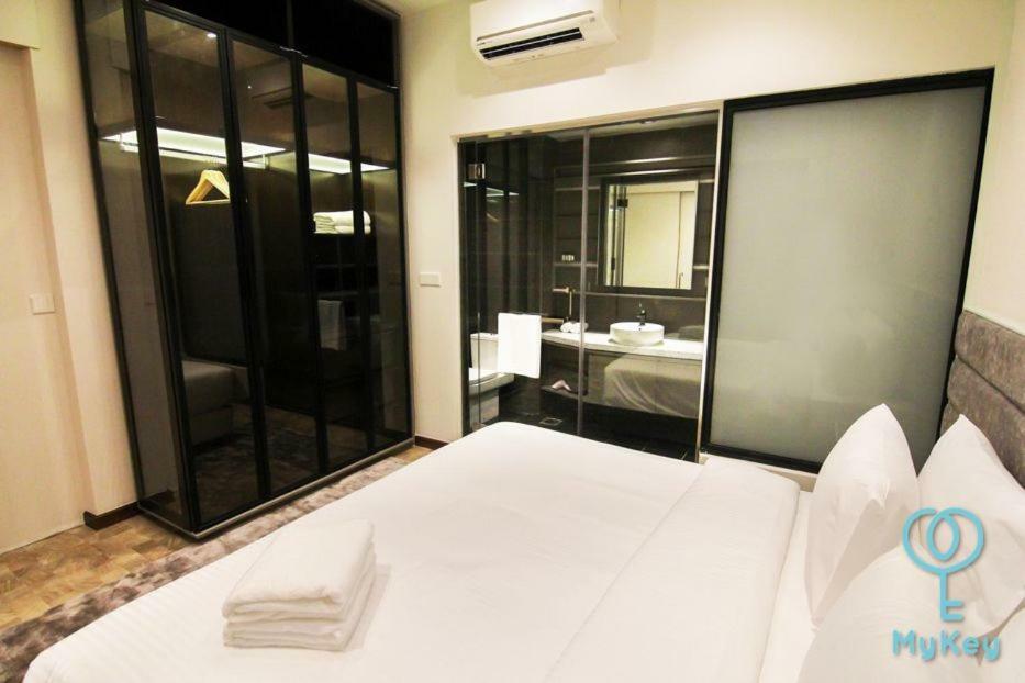 Expressionz Professional Suites By Mykey Kuala Lumpur Exterior foto A bedroom with a bathroom